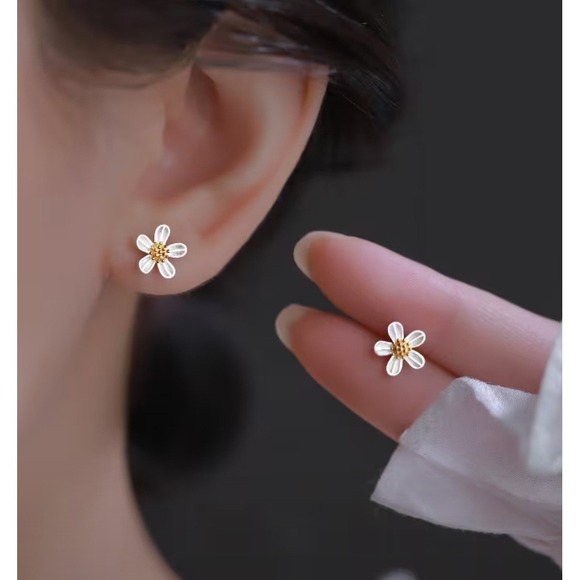White Daisy Flower Stud Earrings Silver Tone Petite Floral Minimalist Jewelry - Picture 4 of 4